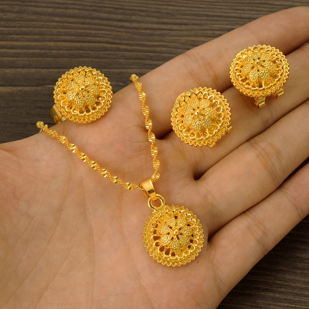 Women Accessories Dubai - 24K Gold-Plated Floral Women's Jewelry Set